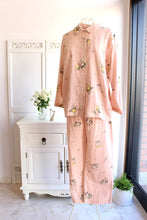 画像をギャラリービューアに読み込む, IKUKO Wガーゼ花柄プリント 襟付き長袖パジャマ