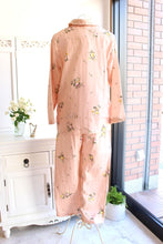 画像をギャラリービューアに読み込む, IKUKO Wガーゼ花柄プリント 襟付き長袖パジャマ