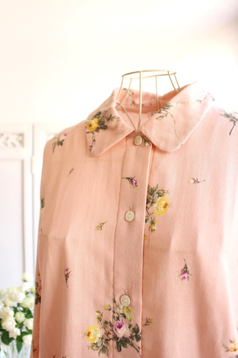 新品未使用 IKUKO ダブルガーゼパジャマ長袖す 薄ピンク花柄 薄長袖 IKUKO Wガーゼ花柄プリント 襟付き長袖パジャマ – La Sorbonne